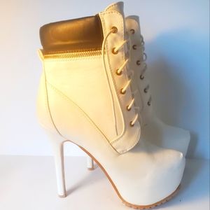 Women's Bellamaria size 9 white stiletto boot